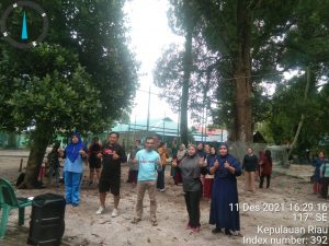 Ibu-Ibu PKK melakukan Senam ketika mendapatkan SIgnal Internet