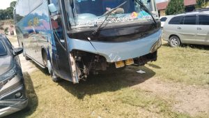 Bis Pariwisata yang bertabrakan dengan Datsun