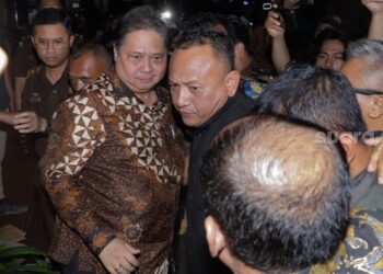 Pengawal Airlangga Ancam Tembak Wartawan.