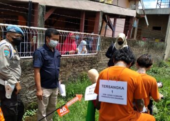 Ibu Korban Histeris  Rekonstruksi Kasus Pembuangan Mayat Di Arcamanik