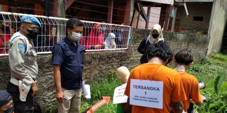 Ibu Korban Histeris  Rekonstruksi Kasus Pembuangan Mayat Di Arcamanik