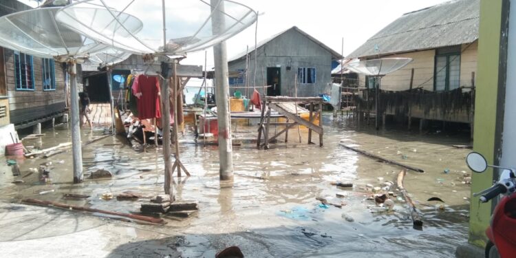 Gelombang Tinggi air Laut Naik Warga Desa Panik