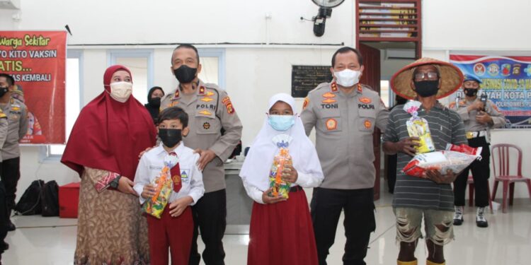 Kapolda Sumsel meninjau  pelaksanaan vaksinasi serentak di Kantor Kecamatan Ilir Timur II Palembang