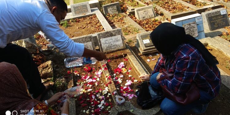 Ahli Waris Pemilik Lahan Yang diduga dijadikan Apartemen Grand Asia Afrika Ziarah ke Makam Makam DJAJADI KARTA Bin ARSADIDJAJA