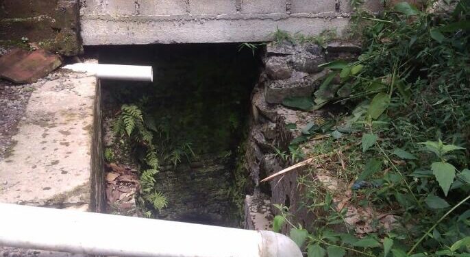 Nekat Bangun Pagar Rumah Permanen Diatas Saluran Irigasi