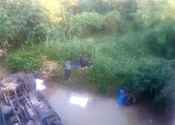 Truk Singkong Terjun Bebas Ke Sungai