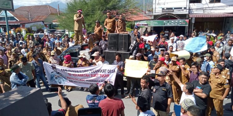 AKSI DAMAI PENGULU DI ACEH TUNTUT PENGHASILAN TETAP KE DPRK ACEH TENGGARA