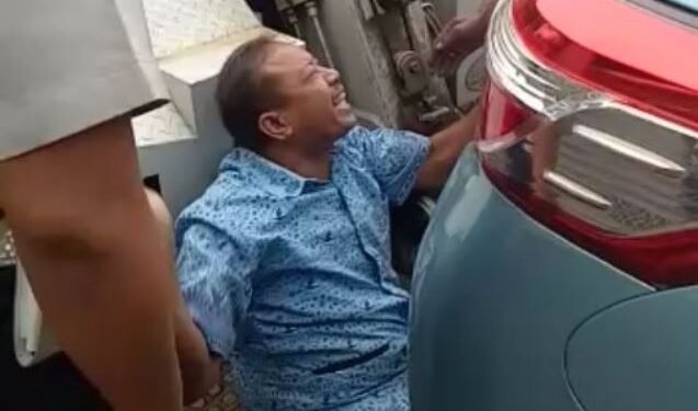 Supir Taksi Menangis Tak Mau Di Derek