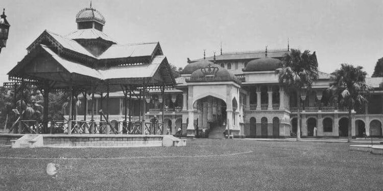 Sultan Deli Pertama Keturunan India Beristerikan  Surbakti.