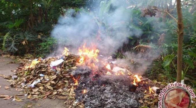 Hukumnya Membakar Sampah Sembarangan