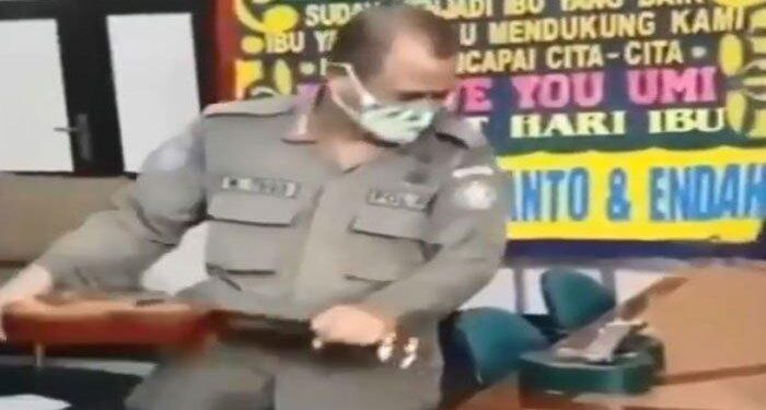 Sat Pol PP Patahkan Ukulele Pengamen, Apa Hukumnya ?